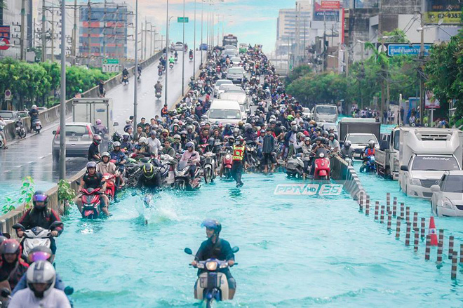 chan canh ngap lut dam de o bangkok dan mang ho bien con duong nuoc den ngom thanh dong bien xanh ngat