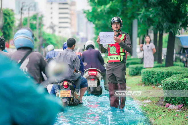 chan canh ngap lut dam de o bangkok dan mang ho bien con duong nuoc den ngom thanh dong bien xanh ngat