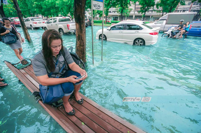 chan canh ngap lut dam de o bangkok dan mang ho bien con duong nuoc den ngom thanh dong bien xanh ngat