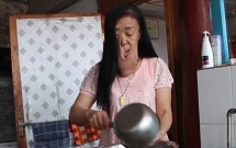 nguoi phu nu khong may co bo mat chay se nhu cao su