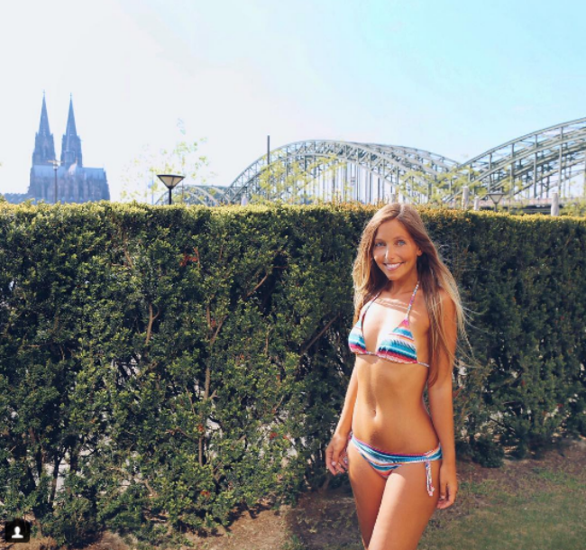 mac bikini tao dang cung bay ca map ngoi sao du lich xinh dep nhan ve cai ket dang