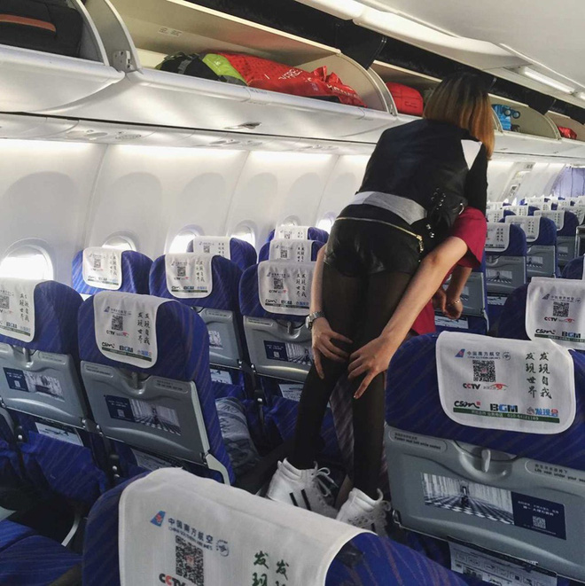 nu tiep vien hang khong gay xuc dong manh khi tan tuy cong hanh khach khuyet tat xuong may bay
