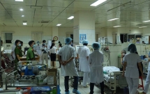 10 benh nhan bi soc phan ve trong qua trinh loc mau duoc chuyen ve ha noi dieu tri ngay trong dem