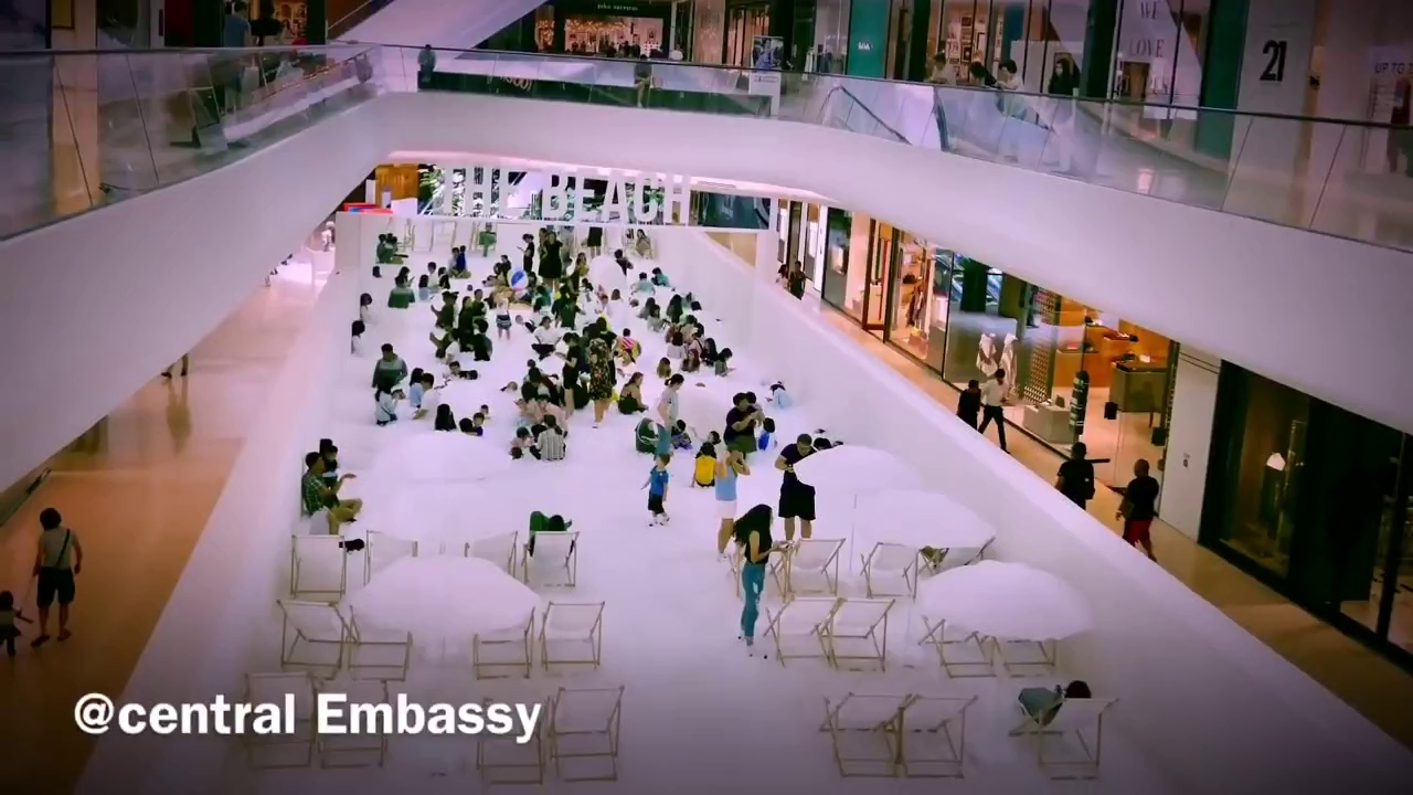 me dam long nguoi voi loi kien truc 3d vo cuc cua trung tam mua sam central embassy bangkok