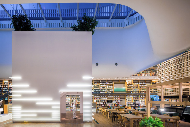 me dam long nguoi voi loi kien truc 3d vo cuc cua trung tam mua sam central embassy bangkok