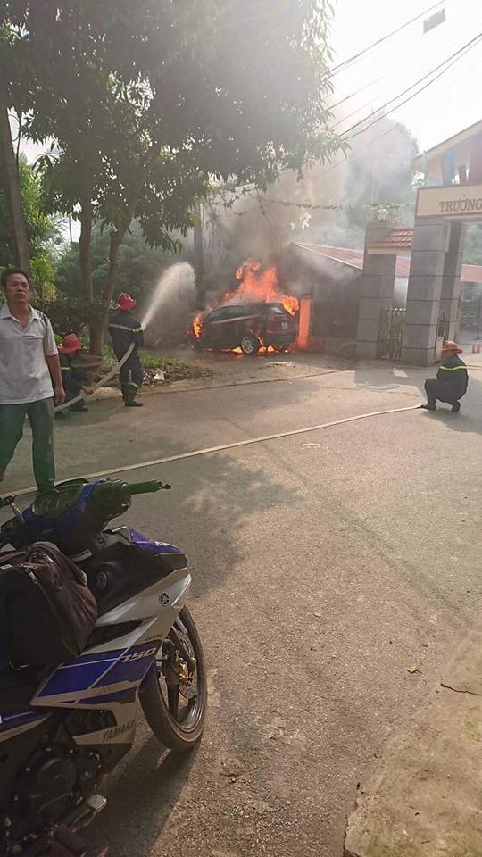 phu tho do ngay canh dong rac vua dot xe mazda xin bi nuong trui