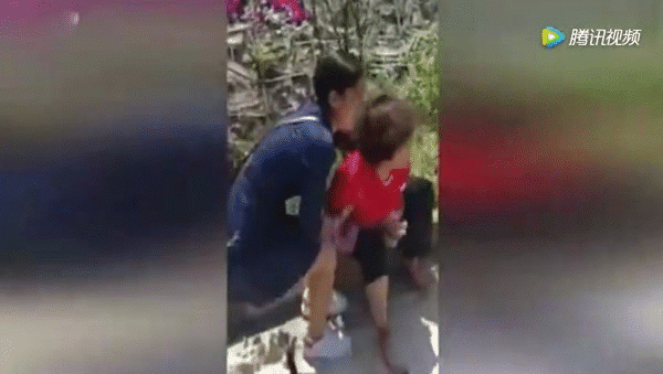 Va chạm sau nổ lốp, xe ô tô bốc cháy ngùn ngụt giữa đường, nữ tài xế đau đớn nhìn chồng bị thiêu rụi va cham sau no lop xe o to boc chay ngun ngut giua duong nu tai xe dau don nhin chong bi thieu rui