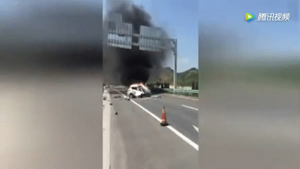 Va chạm sau nổ lốp, xe ô tô bốc cháy ngùn ngụt giữa đường, nữ tài xế đau đớn nhìn chồng bị thiêu rụi va cham sau no lop xe o to boc chay ngun ngut giua duong nu tai xe dau don nhin chong bi thieu rui