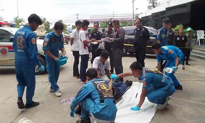 thai lan bi vo bat qua tang chup anh voi bo nhi chong stress den muc nhay lau khach san tu tu