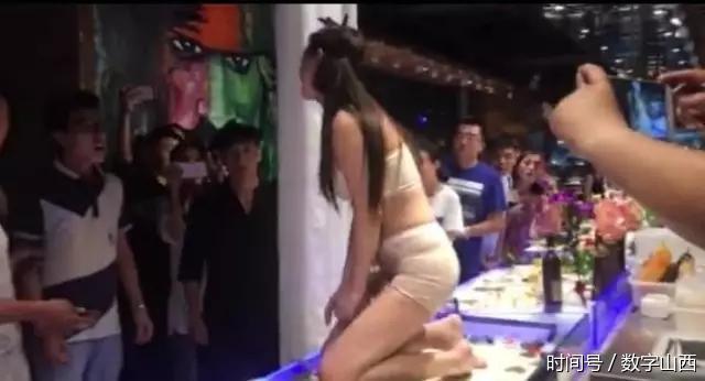 an tiec buffet bay tren co the nguoi nam thuc khach bat ngo bi nguoi mau tre danh toi tap