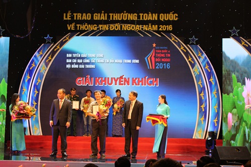 giai thuong toan quoc ve thong tin doi ngoai 2016 bao thoi dai gianh giai voi tac pham pho tay