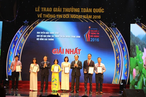 giai thuong toan quoc ve thong tin doi ngoai 2016 bao thoi dai gianh giai voi tac pham pho tay