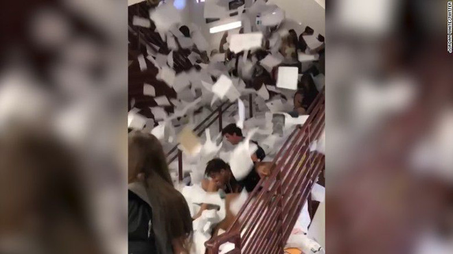 hoc sinh cuoi cap xe sach vo vut trang mot khu nha de mung ngay ra truong