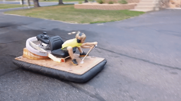 trong khi nhung dua tre khac dang me met voi fidget spinner cau be nay duoc bo lam cho han mot chiec hovercraft cuc xin