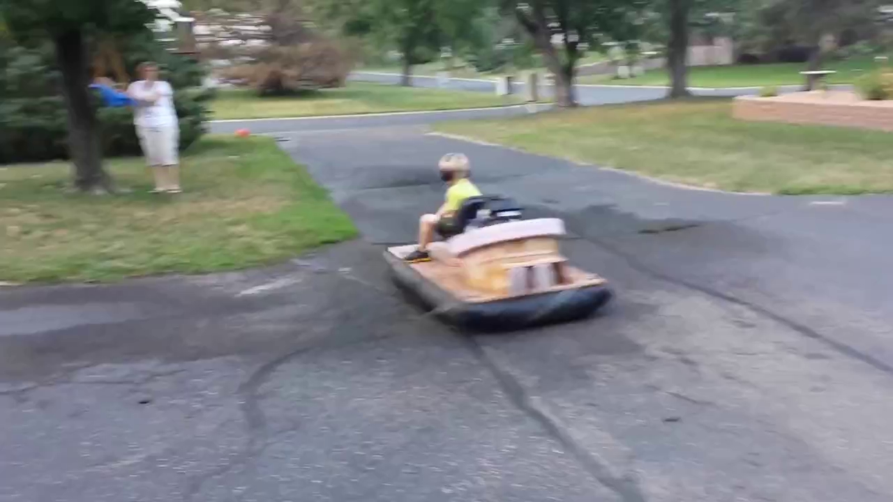 trong khi nhung dua tre khac dang me met voi fidget spinner cau be nay duoc bo lam cho han mot chiec hovercraft cuc xin