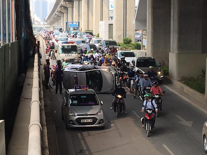 ha noi danh lai tranh xe may taxi lat nghieng nam chan giua ham nguyen trai