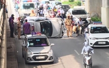ha noi danh lai tranh xe may taxi lat nghieng nam chan giua ham nguyen trai