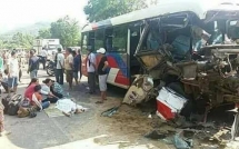 xe khach va cham kinh hoang voi xe tai ngay nghi le 15 2 tre nho thiet mang 2 nguoi nguy kich