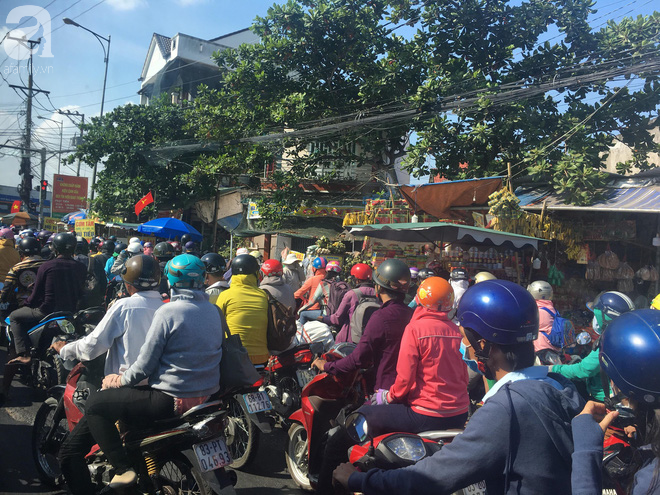 nguoi dan mien tay doi nang chen chuc nhau tay xach nach mang tro lai sai gon sau nghi le