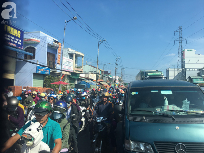 nguoi dan mien tay doi nang chen chuc nhau tay xach nach mang tro lai sai gon sau nghi le