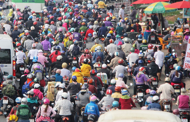 nguoi dan mien tay doi nang chen chuc nhau tay xach nach mang tro lai sai gon sau nghi le