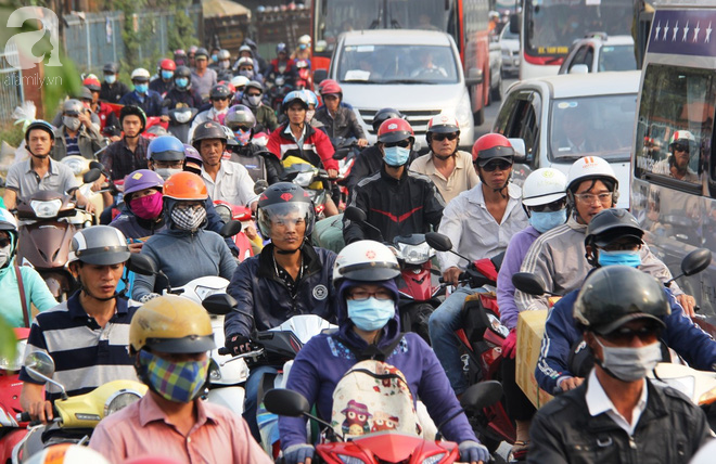 nguoi dan mien tay doi nang chen chuc nhau tay xach nach mang tro lai sai gon sau nghi le