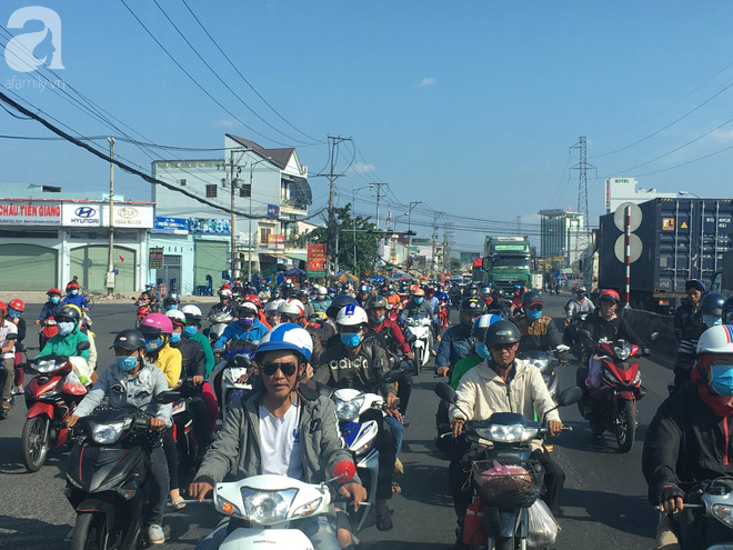 nguoi dan mien tay doi nang chen chuc nhau tay xach nach mang tro lai sai gon sau nghi le