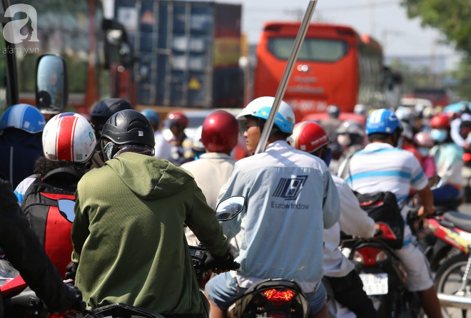 nguoi dan mien tay doi nang chen chuc nhau tay xach nach mang tro lai sai gon sau nghi le