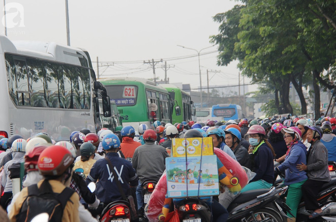 nguoi dan mien tay doi nang chen chuc nhau tay xach nach mang tro lai sai gon sau nghi le