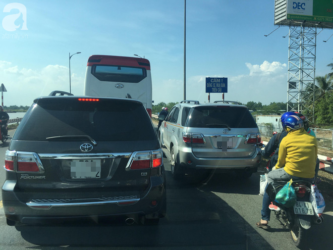 nguoi dan mien tay doi nang chen chuc nhau tay xach nach mang tro lai sai gon sau nghi le