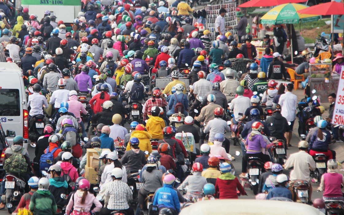Người dân miền Tây đội nắng, chen chúc nhau tay xách nách mang trở lại Sài Gòn sau nghỉ lễ