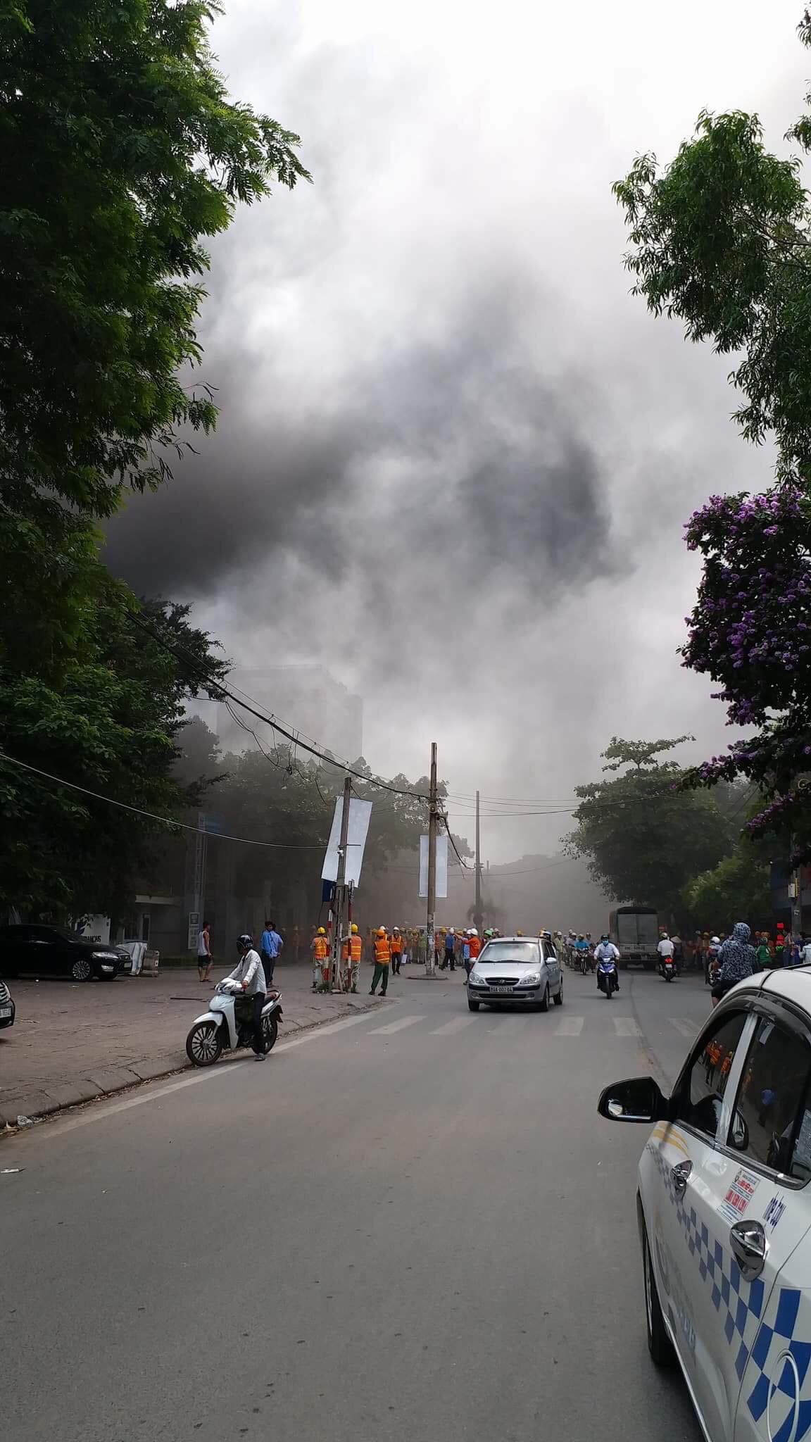 ha noi chay lon khoi boc ngun ngut tai benh vien viet phap
