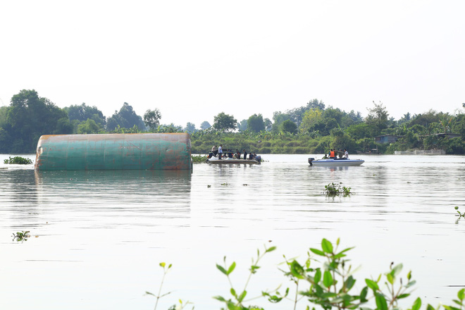 hien truong vu sa lan nghin tan chim tren song khien 3 nguoi trong mot gia dinh mat tich