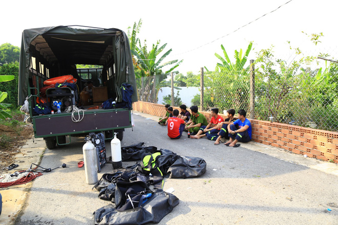 hien truong vu sa lan nghin tan chim tren song khien 3 nguoi trong mot gia dinh mat tich