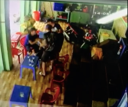 no gan 1 ty khong tra nguoi dan ong o sai gon bi giang ho loi len xe o to danh dap bat ghi giay no va doa giet