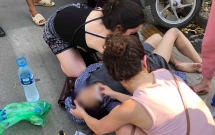 ha noi nghi say nang co gai tu lao xe vao cot bien bao giao thong duoc 2 nu du khach nuoc ngoai so cuu