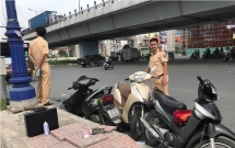tai xe o to nghi say xin tong hang loat xe may be gai 4 tuoi nhap vien o sai gon