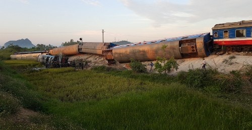 vu lat 6 toa tau o thanh hoa khoi to 2 nhan vien gac chan tau