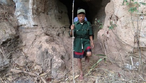 nguoi tien su giua phong nha ke bang
