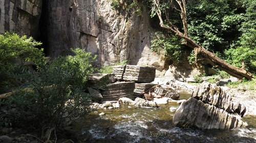nguoi tien su giua phong nha ke bang