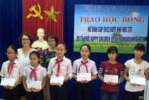 trao hoc bong cho nu sinh ngheo hoc gioi tai da nang