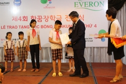 quy hoc bong hankum trao hoc bong cho hoc sinh ngheo viet nam