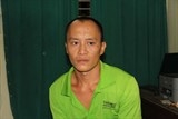 mot thanh nien dung manh sanh khong che be gai 18 thang tuoi