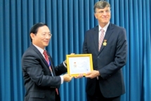 dai su hugh borrowman nhan ky niem chuong cua vufo