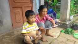 nghen long truoc canh nguoi phu nu ngheo nuoi chong tam than con mac benh mau trang