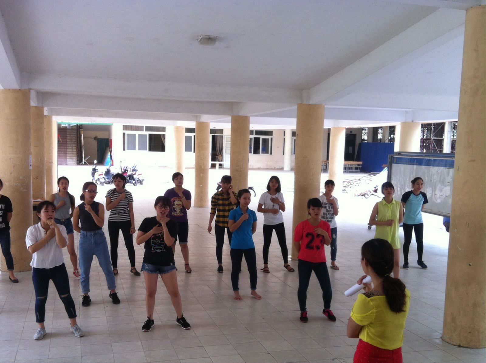 cu nhan su pham dang thua hay thieu