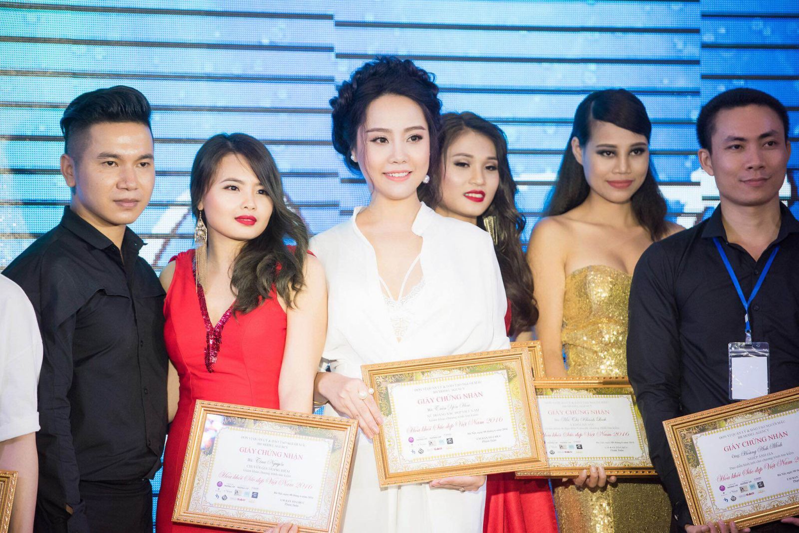 nu hoang sac dep yen hoa lam giam khao hoa khoi sac dep 2016