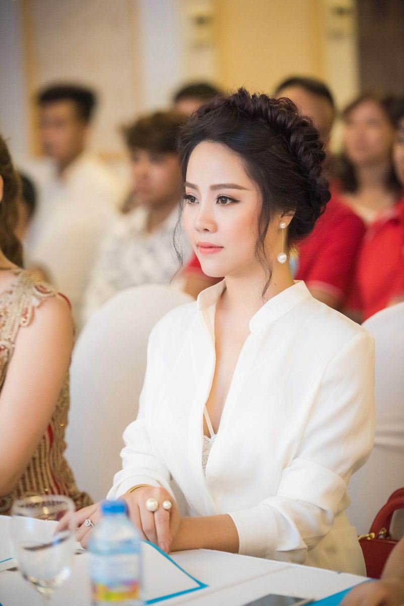 nu hoang sac dep yen hoa lam giam khao hoa khoi sac dep 2016
