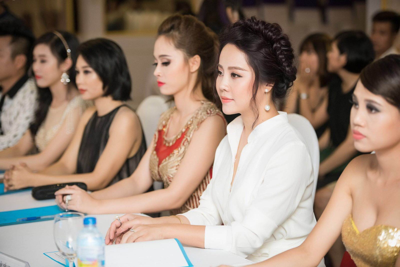 nu hoang sac dep yen hoa lam giam khao hoa khoi sac dep 2016