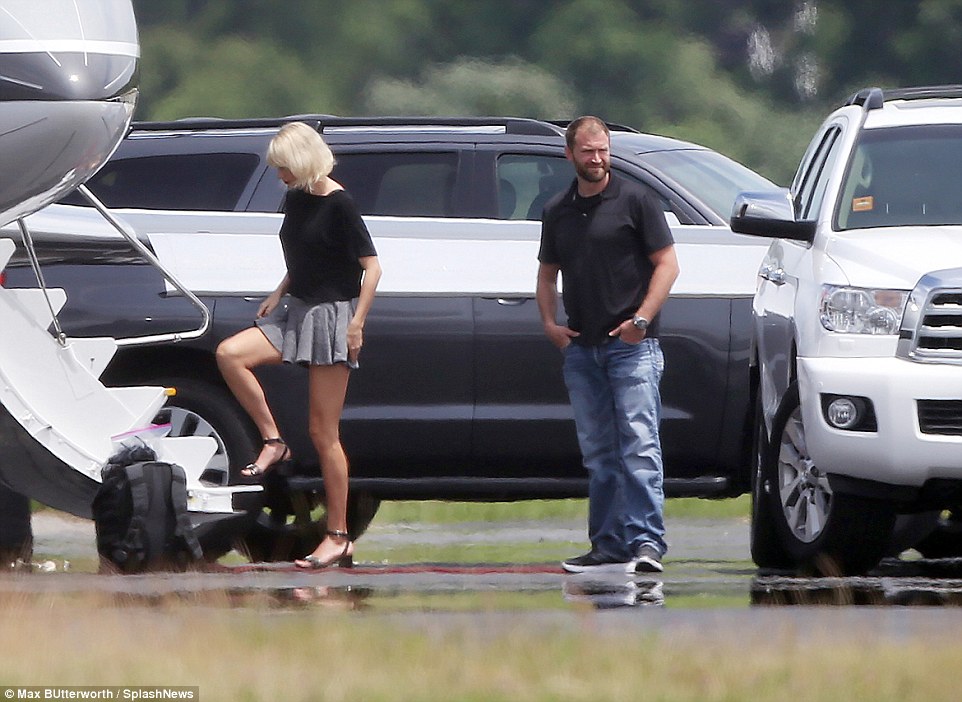 cong chua nhac pop lien tiep xuat hien cung loki